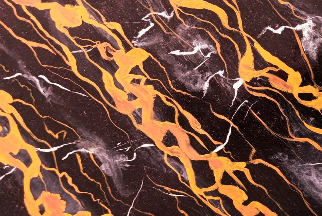 Technique de faux marbre appliquée dans une entrée à Derval - gros plan